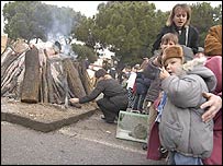 Crianças fumam perto de fogueira na festa em Capena