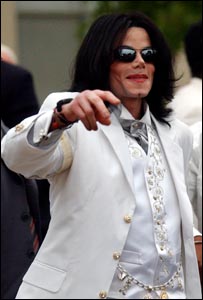 Michael Jackson chegando ao tribunal da Califórnia