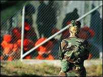 Guantanamo'daki tutuklular ve bir Amerikan askeri