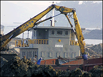 Tàu hàng ăn than-ảnh từ trang của VietnamNet