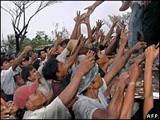 Người dân vây quanh một xe chở đồ cứu trợ tại châu thổ Irrawaddy hôm 13/5