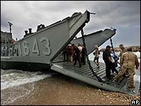 Americanos entram em barco da Marinha para sair do Líbano