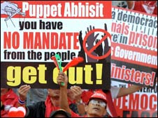 Các biểu ngữ cáo buộc Thủ tướng Abhisit dẫn đầu chính phủ bù nhìn