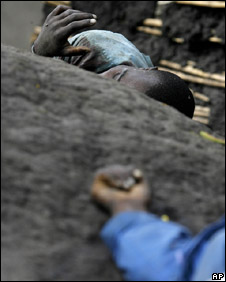 Xác hai người đàn ông bị cho là do phiến quân bắn chết