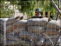 يک نگهبان شبه نظامی در تاسيسات گاز "سويی" 