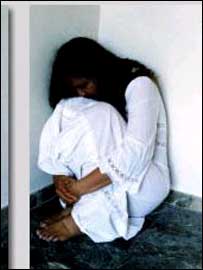 زنی که مورد خشونت قرار گرفته