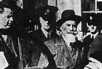 Michal Onufrejczyk tu allan i'r Llys. Llun o bapur newydd y Carmarthen Journal, Medi 17 1954. Darparwyd gan Hywel Jones