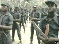 Guerrilheiros do grupo rebelde Unita; Angola viveu 40 anos em guerra civil