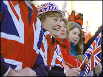 युवराज चार्ल्स और कैमिला पार्कर की शादी में पहुँचे लोग