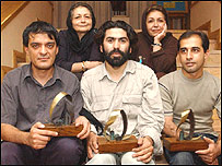 رديف بالا از سمت راست: ليلی و هنگامه گلستان. رديف پايين از سمت راست: اميد صالحی، حسن سربخشيان و مجيد سعيدی، برندگان جايزه عکاسی کاوه گلستان 