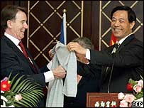 وزير بازرگانی چين (راست) يک تی شرت به کميسر تجاری اتحاديه اروپا هديه می کند