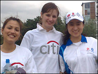 徐瑛智和实习伙伴在公园服务