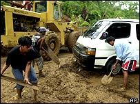 Desmoronamentos bloquearam estradas, que impedem acesso a vítimas