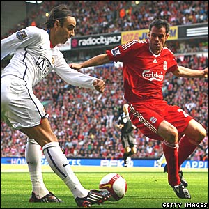 Dimitar Berbatov (quần áo trắng, bên trái) và Jamie Carragher