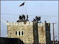 Guardas na prisão de Pul-e-Charkhi, no Afeganistão