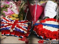 در نزديکی محل انفجارها دسته های گل قرار داده شده