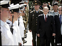 Putin İsrail'de karşılama töreninde askerleri denetliyor