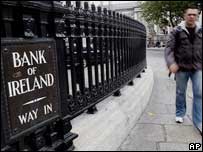 Homem passa em frente à sede do Banco da Irlanda, em Dublin