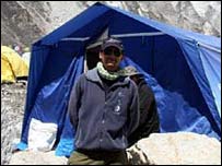 अपने बेकरी के सामने दावा स्टीवन शेरपा