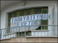 Bir Kıbrıslının referanduma evet demek için astığı yazı