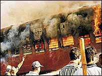 गोधरा में जलती हुई ट्रेन की बोगी