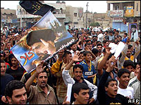 Sadr semtinde Mukteda es Sadr destekçileri