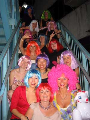 Noson y gwalltiau lliwgar