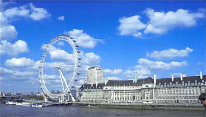 A estrutura moderna da roda-gigante do milênio, o London Eye, ao lado do County Hall, antiga sede da prefeitura de Londres