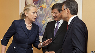 克林頓與土耳其外交部長（中）