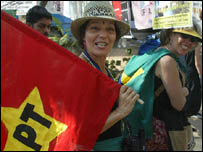 Brasileiras com bandeira do PT no Fórum Social em Mumbai
