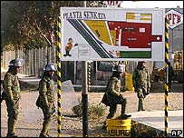 Soldados em frente a refinadora de petróleo em El Alto