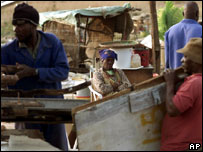 Sul-africana na periferia de Johanesburgo