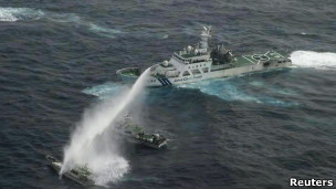 日本公務船向台灣漁船射水炮