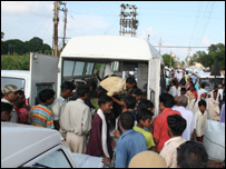 घायलों को ले जाती एंबुलेंस