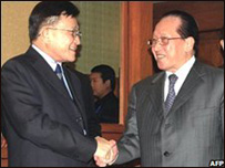 Ngoại trưởng Thái (trái) bắt tay Ngoại trưởng Campuchia ở cuộc họp hôm thứ Năm