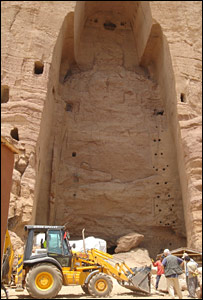 प्रतिमाएँ तोड़े जाने के बाद जगह ख़ाली पड़ी है