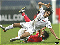 Karrar Jassim Mohammed của đội Iraq va chạm với Lee Chun-soo của Hàn Quốc