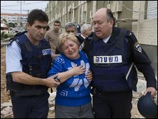 Cảnh sát Israel giúp một người phụ nữ bị sốc vì một vụ tấn công bằng rocket