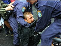 Người biểu tình bị cảnh sát bắt