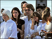 Australianos em cerimônia na praia de Patong, em Phuket, Tailândia
