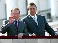 Леонід Кучма і Віктор Янукович приймають парад на День Незалежності в Києві (фото УНІАН)