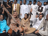 جمعرات کو بھی ارکان اسمبلی نے احتجاج کیا