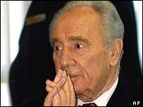 شيمون پرز گفته است راه حل های سياسی و اقتصادی نيز برای رويارويی با ايران وجود دارد