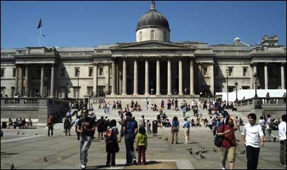 A National Gallery, em Londres, vista a partir da praça de Trafalgar, movimentada por turistas e passantes. Crédito: www.britainonview.com