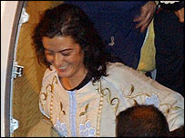 Simona Pari chegando no aeroporto militar de Roma