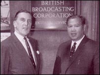 นายอเล็ค อดัมส์และนายเสนาะ ตันบุญยืน