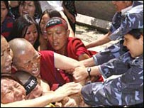 तिब्बती योगिनों के साथ उलझती नेपाली पुलिस