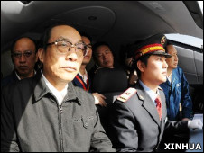 中国原铁道部部长刘志军(左)在一列中国高铁CRH 380A型动车组的驾驶舱内监察试运行情况(新华社图片3/12/2010)