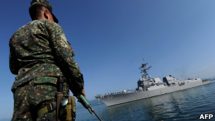 美國「鐘雲號」導彈驅逐艦不久前曾參與美國與菲律賓的聯合軍演（28/06/2011）