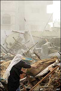 Палестинка на руїнах свого будинку в таборі біженців Рафах